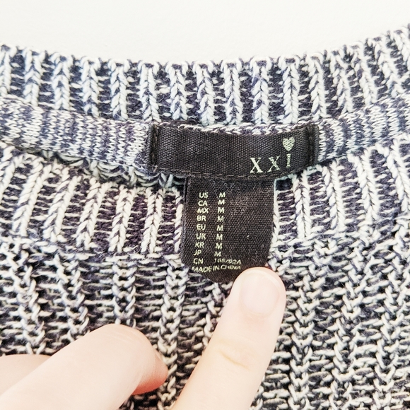 Forever 21 Navy and white knitted pullover size M - Picture 2 of 4